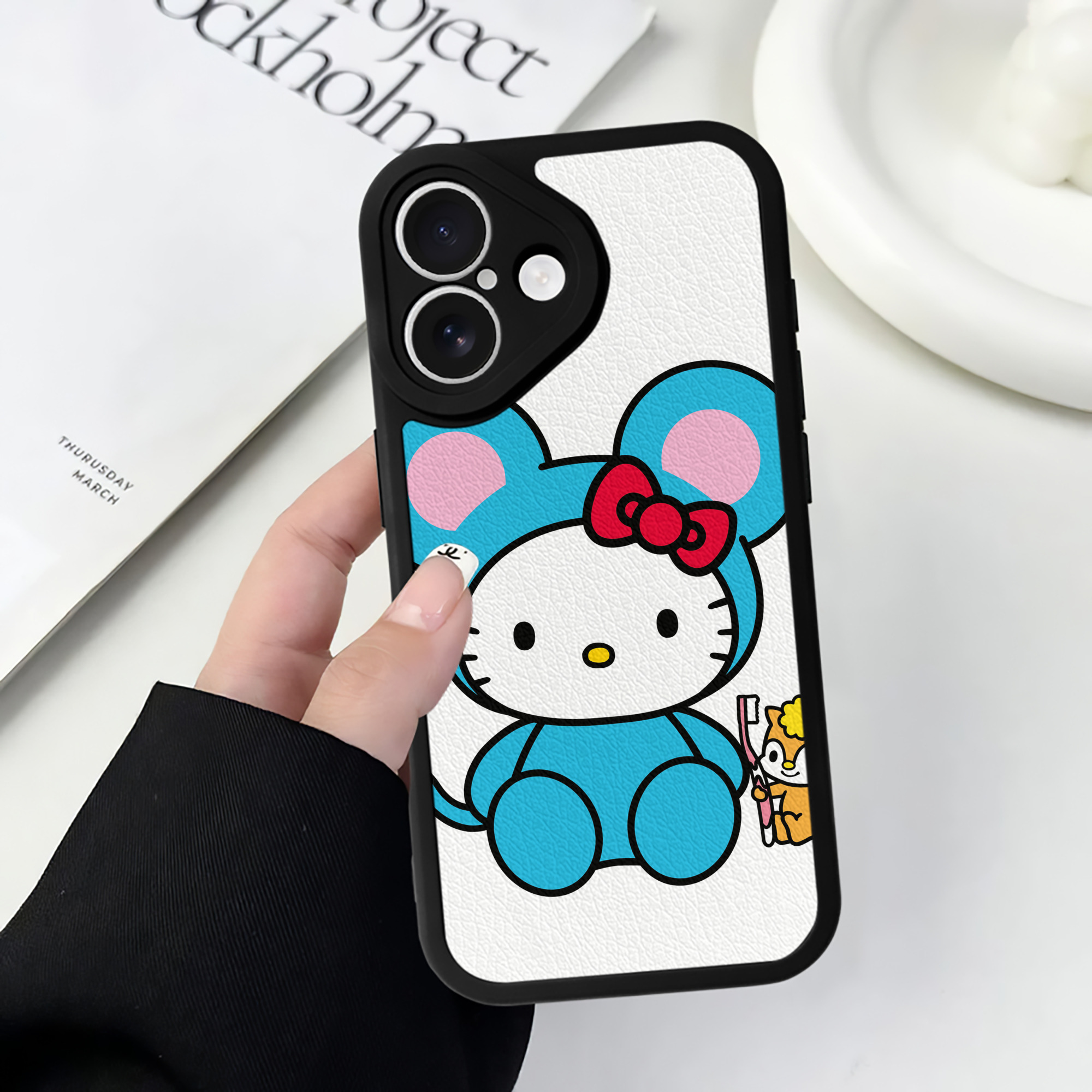 （画像用） Hello Kitty ハローキティ 【iPhone 16シリーズ対応】シリコンスマホケース（レザー調） 材質：シリコン